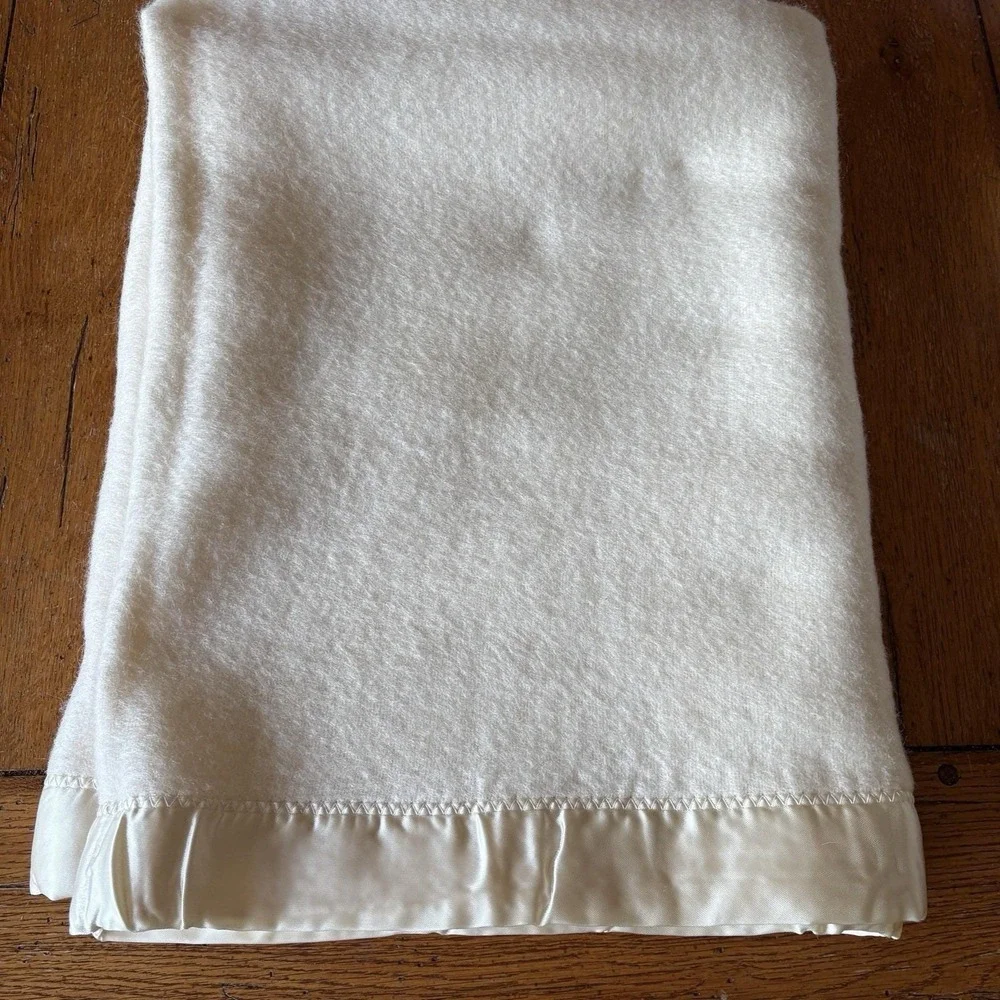 Vintage Blanket Baby Pepperelle White Wool Rayon Cotton  Satin Binding 1950s